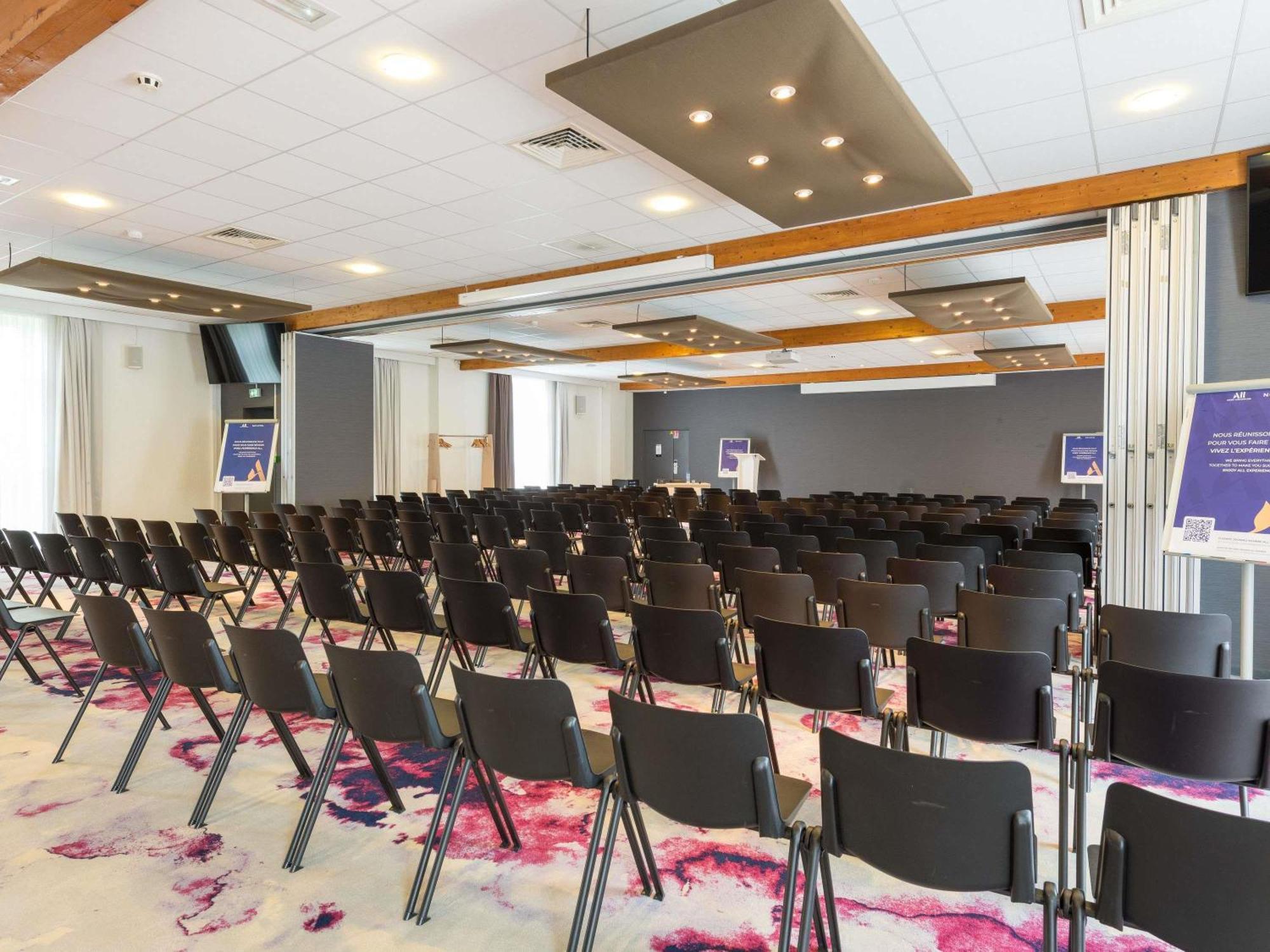 Novotel Сакле Экстерьер фото