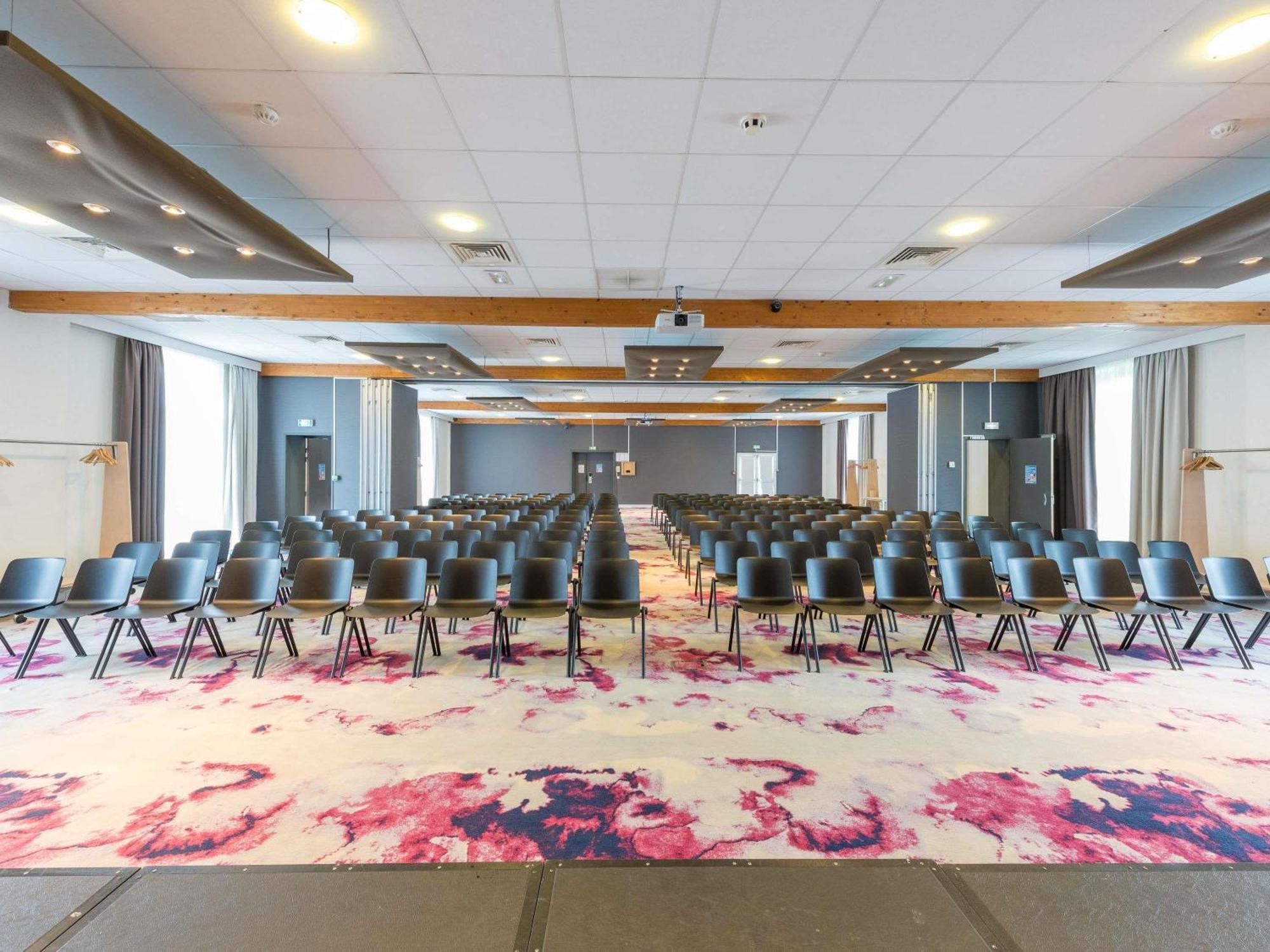 Novotel Сакле Экстерьер фото