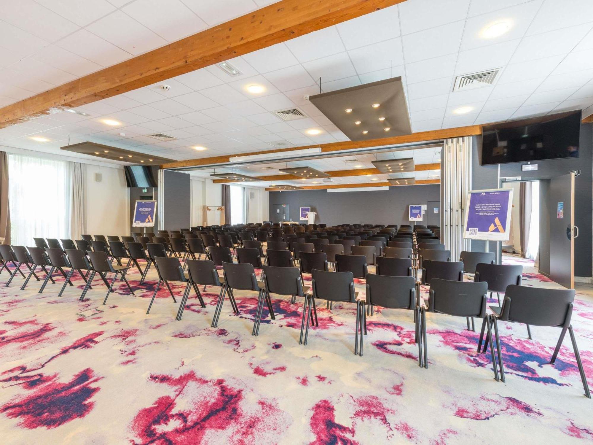 Novotel Сакле Экстерьер фото